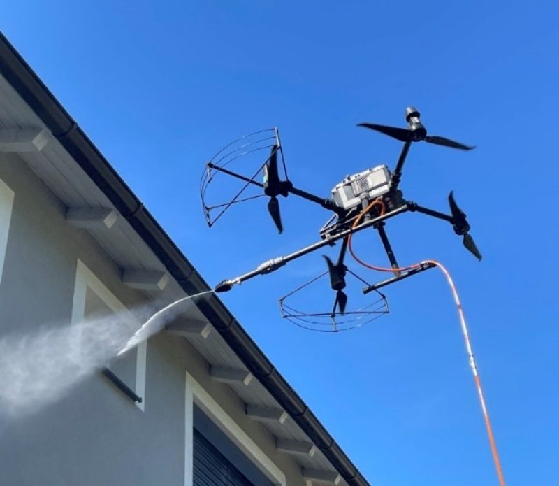 Fassadenreinigung mit Drohne